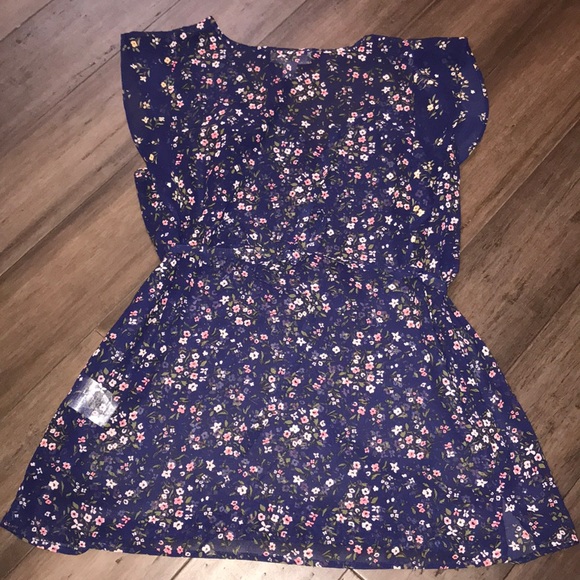 Flutter Sleeve Maternity Top - Picture 3 of 4